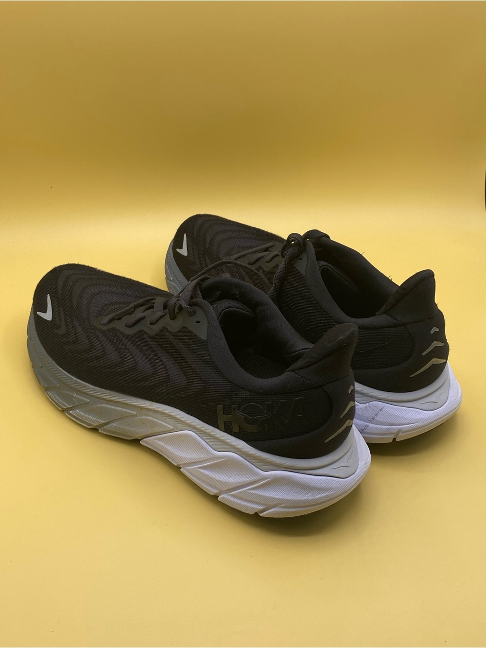 Hoka One One Arahi 6 running shoes in black - Picture 3 of 4
